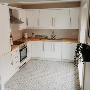 https://stylish-city-centre-2-bedroom-apt-free-parking.belfasthotelsireland.com