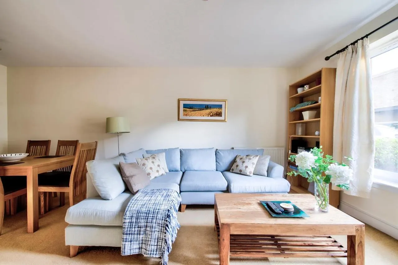 Guestready - Bright Spacious 2Bdr Flat Edinburgh Apartment